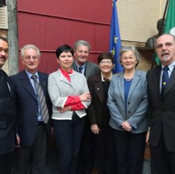 Intervenuti e relatori al convegno sulle radici dell’europeismo ad Asti il 5 marzo 2017. Da sinistra: Francesco Maria Rabazzi, Giovanni Periale, direttore della Scuola di alta forma- zione Ethica, Mariella Bortoletto, Corrado Malandrino, Anna Maria Del Grosso, Annita Garibaldi e Giorgio Gianuzzi, presidente Rotary di Asti