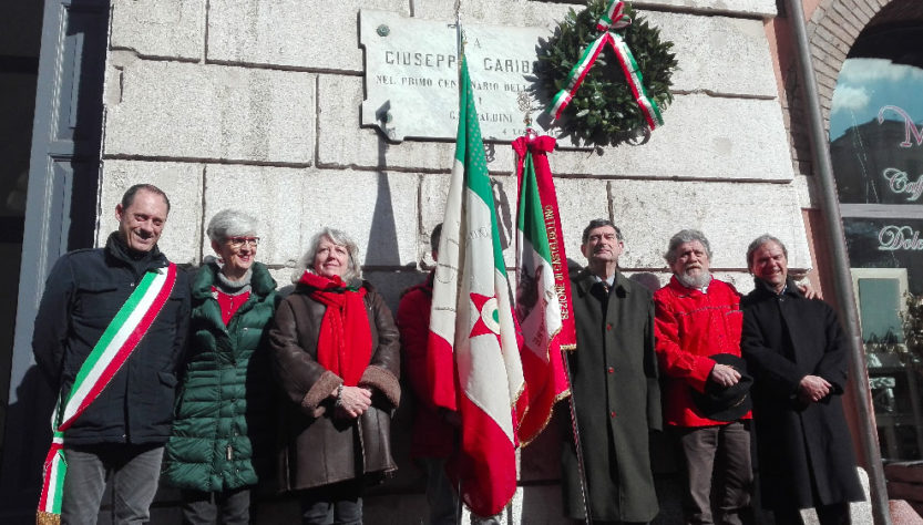 Nella foto, da sinistra: Simone Pelosi, presidente del Consiglio comunale di Ancona, Simona Calcagnini, capo di gabinetto della Prefettura di Ancona, Tamara Ferretti, presidente ANPI Ancona, la bandiera dell'ANPI e di seguito quella dell'ANVRG della Sezione "Garibalda Canzio" di Castelbellino, sorretta dal presidente Piccinini, Luciano Fioretti con la camicia rossa garibaldina e un rappresentante dell'AMI di Ancona