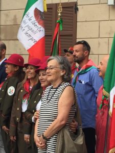 Sogliano al Rubicone, 28 luglio – Annita Garibaldi con le “Guardiane di Anita”. Alle sue spalle Cesare Galantini e Gianluca Brandolini con le bandiere dell’Anvrg 