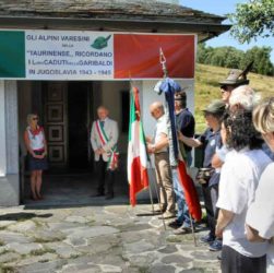 Chiesetta di Passo Forcora, 8 luglio 2018 – Al raduno garibaldino sono presenti diverse associazioni con bandiere tra cui l’ANVRG rappresentata dal socio Maurizio Peccarisi