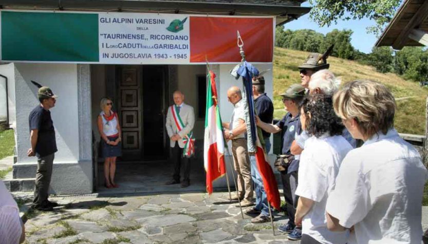 Chiesetta di Passo Forcora, 8 luglio 2018 – Al raduno garibaldino sono presenti diverse associazioni con bandiere tra cui l’ANVRG rappresentata dal socio Maurizio Peccarisi