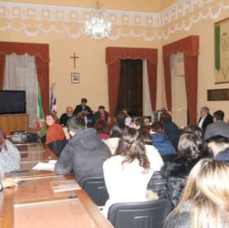 Giovani studenti nel Salone Municipale di La Maddalena all’incontro organizzato dalla locale sezione ANVRG sulla vicenda della Divisione “Garibaldi” (Foto Andrea Nieddu - La Nuova Sardegna)