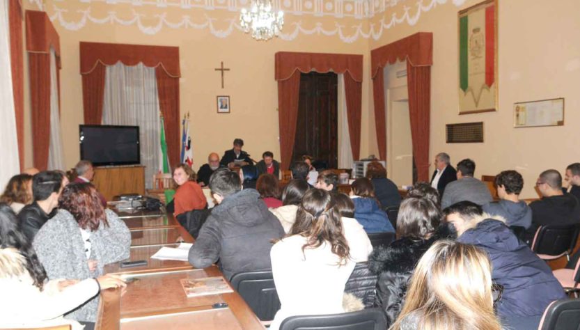 Giovani studenti nel Salone Municipale di La Maddalena all’incontro organizzato dalla locale sezione ANVRG sulla vicenda della Divisione “Garibaldi” (Foto Andrea Nieddu - La Nuova Sardegna)