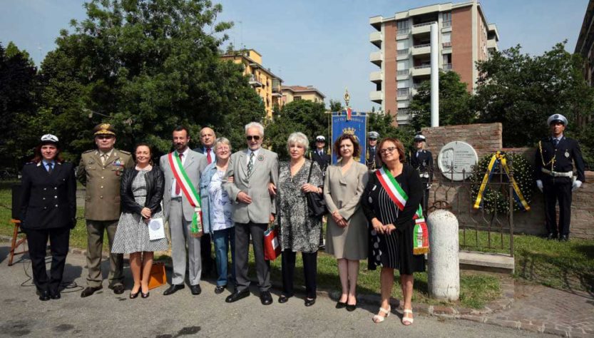 Modena 26 maggio 2018 – Foto di gruppo delle autorità e discendenti di Ciro Menotti nel piazzale Primo Maggio