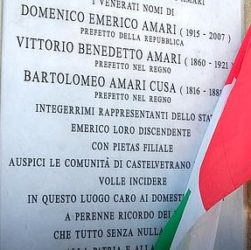 Targa dedicata ai Prefetti Amari nel 150° dell’Unità d’Italia a Loconovo degli Amari (Trapani) (viaggi.corriere.it)