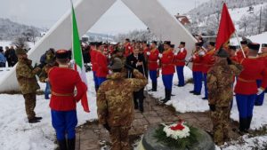 Il 75° anniversario della costituzione della Divisione italiana partigiana “Garibaldi” è stato ricordato con una toccante cerimonia in Montenegro, a Pljevlja, alla presenza del Sindaco, dell’ambasciatore italiano Zelioli e del Subnor nazionale. L’ambasciatore, accompagnato dall’addetto per la difesa e da un drappello d’onore di alpini della Brigata “Taurinense”, ha deposto una corona di fiori al monumento e letto il messaggio inviato per l’occasione dal Presidente della Repubblica Mattarella (E. Gobetti)