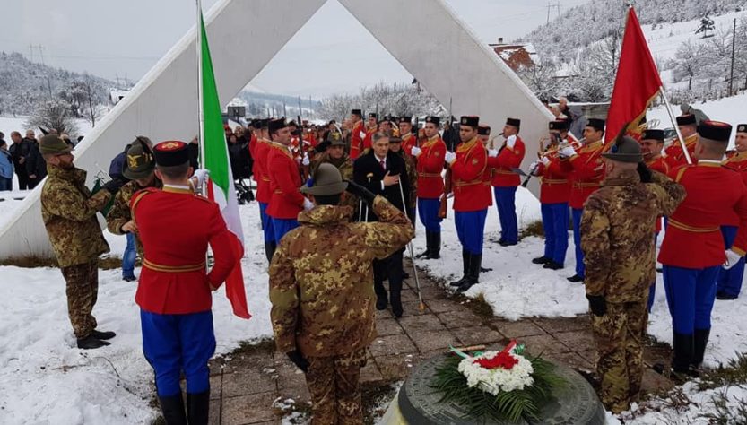 Il 75° anniversario della costituzione della Divisione italiana partigiana “Garibaldi” è stato ricordato con una toccante cerimonia in Montenegro, a Pljevlja, alla presenza del Sindaco, dell’ambasciatore italiano Zelioli e del Subnor nazionale. L’ambasciatore, accompagnato dall’addetto per la difesa e da un drappello d’onore di alpini della Brigata “Taurinense”, ha deposto una corona di fiori al monumento e letto il messaggio inviato per l’occasione dal Presidente della Repubblica Mattarella (E. Gobetti)