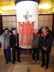 La delegazione dell’ANVRG col medagliere associativo, il 9 febbraio alla commemorazione dei caduti per la difesa della Repubblica Romana all'interno del Mausoleo-Ossario Garibaldino al Gianicolo. Da sinistra: i soci Giuseppe Leardi, Emilio Carbone, Alberto Giacopello e Fabio Pietro Barbaro, presidente della sezione di Roma