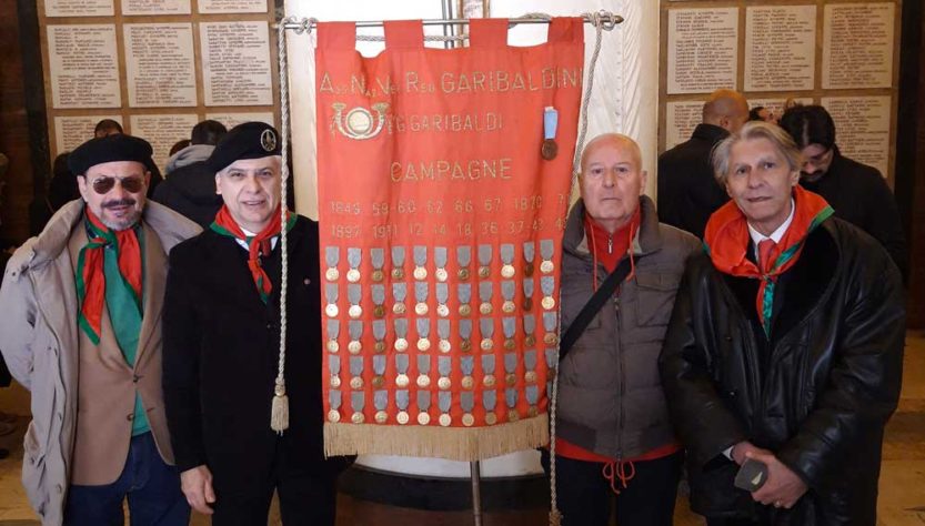 La delegazione dell’ANVRG col medagliere associativo, il 9 febbraio alla commemorazione dei caduti per la difesa della Repubblica Romana all'interno del Mausoleo-Ossario Garibaldino al Gianicolo. Da sinistra: i soci Giuseppe Leardi, Emilio Carbone, Alberto Giacopello e Fabio Pietro Barbaro, presidente della sezione di Roma