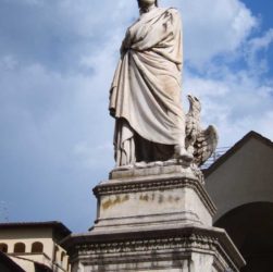 Il monumento a Dante in piazza Santa Croce a Firenze inaugurato nel 1865 in occasione dei seicentenario dantesco