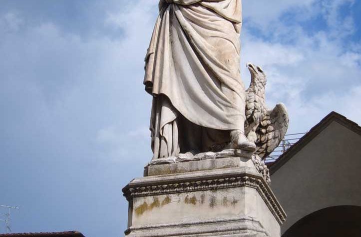 Il monumento a Dante in piazza Santa Croce a Firenze inaugurato nel 1865 in occasione dei seicentenario dantesco