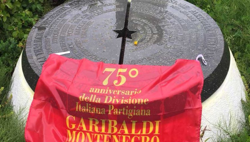 Pljevlja (Montenegro) – Il cippo dedicato alla Divisione “Garibaldi” nel complesso monumentale eretto in ricordo della Resistenza dei militari italiani nella seconda guerra mondiale