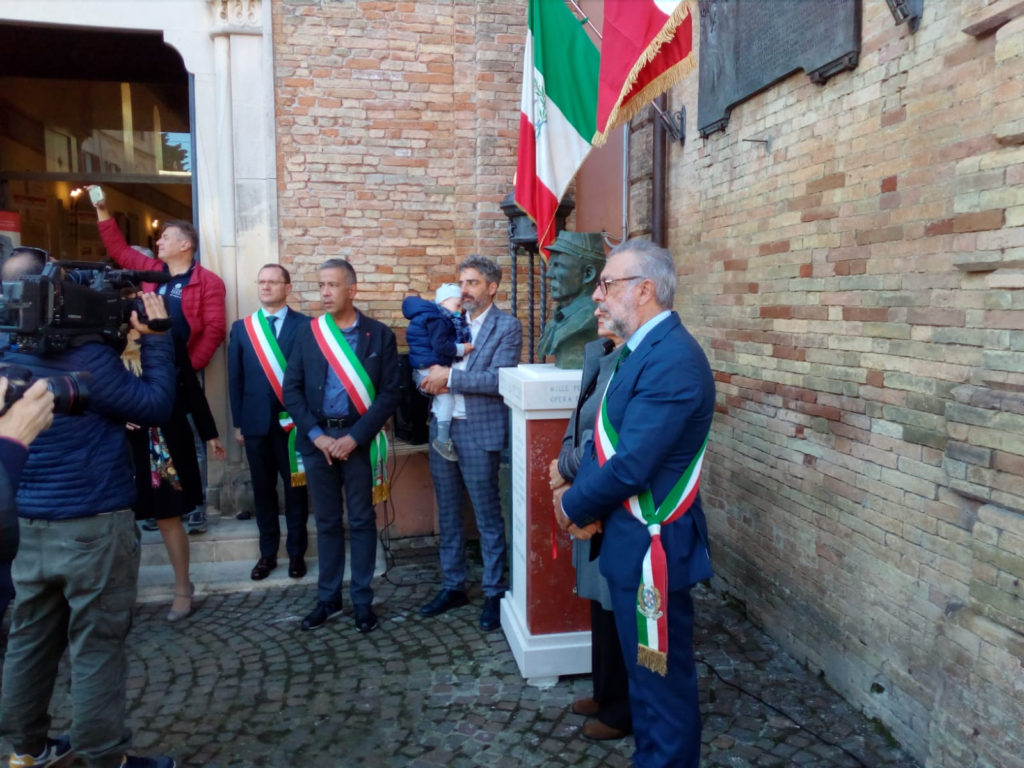 Foto dell’inaugurazione busto: in alto bandiera ANVRG, da destra: Piccari, D 'Amario, Assogna (scultore col figlio in braccio), Sindaco di Atri Ferretti, Sindaco Roseto A. Di Girolamo