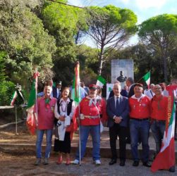 Soci dell’ANVRG con bandiere delle sezioni dinanzi al monumento a Garibaldi a Cala Martina (Grosseto)