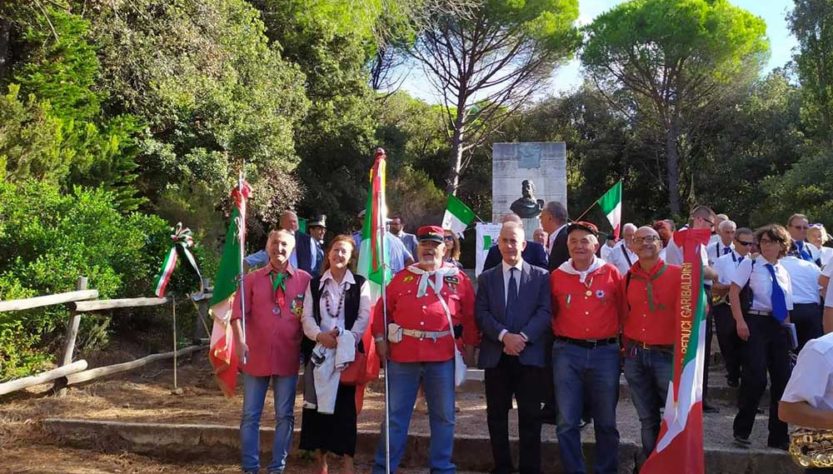 Soci dell’ANVRG con bandiere delle sezioni dinanzi al monumento a Garibaldi a Cala Martina (Grosseto)