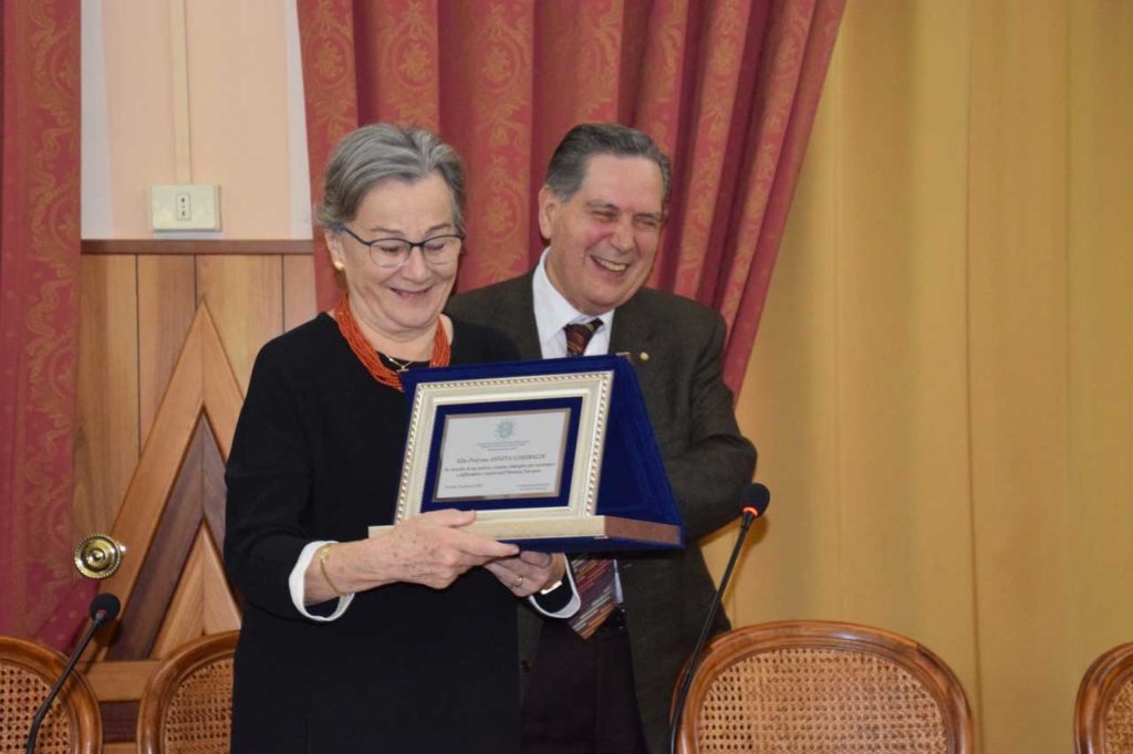 La presidente ANVRG riceve dal prof. Marseglia una targa dell’AEDE per l’impegno europeistico