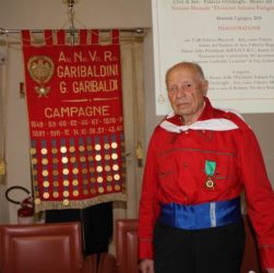 Francesco Evangelista, presidente onorario, in camicia rossa alla inaugurazione del Museo della Divisione “Garibaldi” ad Asti il 2 giugno 2015