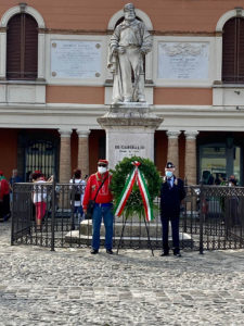 L’omaggio al monumento a Giuseppe Garibaldi in piazza Pisacane