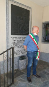 Passo Forcora, 12 luglio 2020 – Il gruppo dei presenti col Sindaco di Maccagno all’ingresso della chiesetta della Madonna della neve rendono omaggio al Memoriale della “Garibaldi”