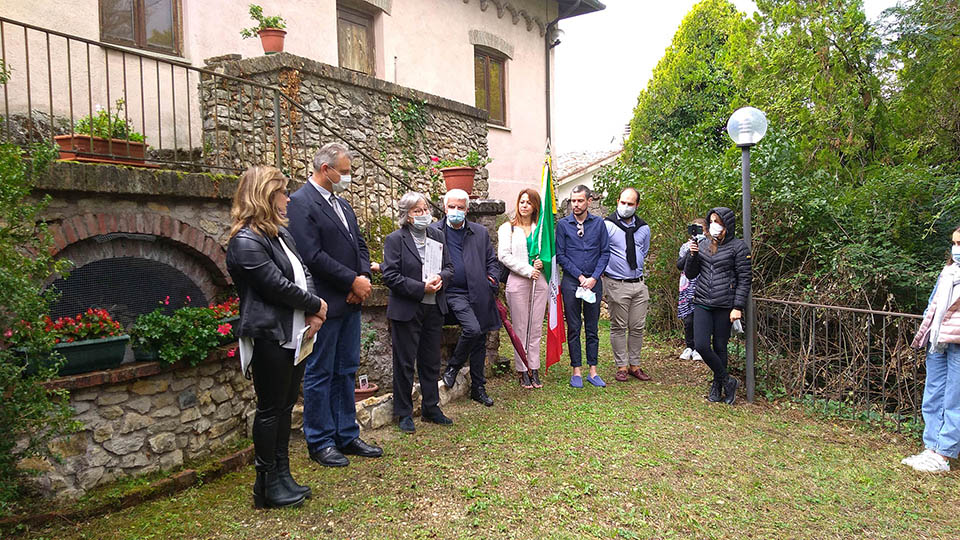 Un momento della cerimonia di piantumazione della “Rosa di Anita” a Riofreddo. Parla Giampaolo Grilli del Museo “Renzi” di Borghi (FC)