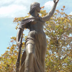 Il monumento dedicato ad Anita nella città brasiliana di Laguna nello Stato del Santa Catarina (flickr.com)