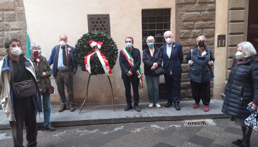 Sotto la lapide del palazzo Bartolommei, in via Lambertesca. Da sinistra: Livio Ghelli, Paola Fioretti, Sergio Casprini, il presidente del Consiglio comunale Luca Milani, Rossella Fioretti, Adalberto Scarlino, Giovanna Lori, Alessandra Campagnano.