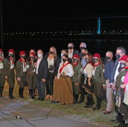 Laguna 8 marzo 2021 – Foto di gruppo dei presenti all’apertura delle celebrazioni del Bicentenario di Anita – Sullo sfondo il ponte intitolato all’eroina brasiliana (Foto Elvis Palma)