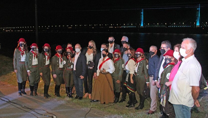 Laguna 8 marzo 2021 – Foto di gruppo dei presenti all’apertura delle celebrazioni del Bicentenario di Anita – Sullo sfondo il ponte intitolato all’eroina brasiliana (Foto Elvis Palma)