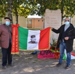 Nella foto: Gianfranco Paris e Gino Martellucci con bandiera dell’ANVRG alla commemorazione delle Fosse Reatine (foto Massimo Renzi)