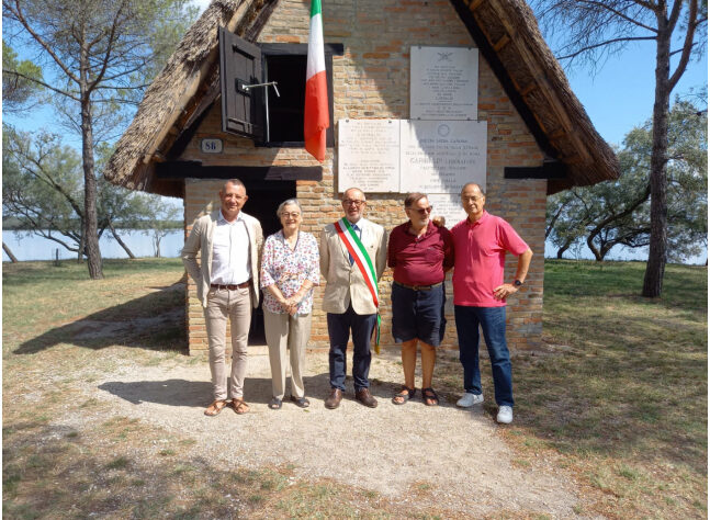 Nella foto, da sinistra: il presidente della Società Conservatrice Mario De Lorenzi, Annita Garibaldi Jallet, il vicesindaco di Ravenna Eugenio Fusignani, il presidente Anvrg di Ravenna Gianni Dalla Casa, il Segretario della Società del Capanno Maurizio Mari.