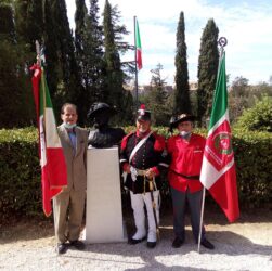 Castelfidardo - Accanto al busto di Luciano Manara, da sinistra: Ettore Baldetti, Massimo Ossidi e Graziano Fioretti