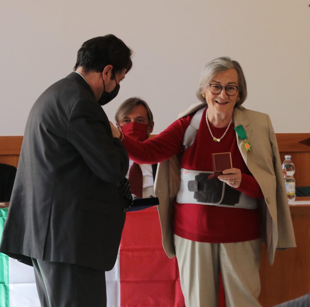 A Sebastiano Chiarenza, presidente della Sezione di Viterbo-Vetralla, Annita Garibaldi consegna la “Stella al merito garibaldino”