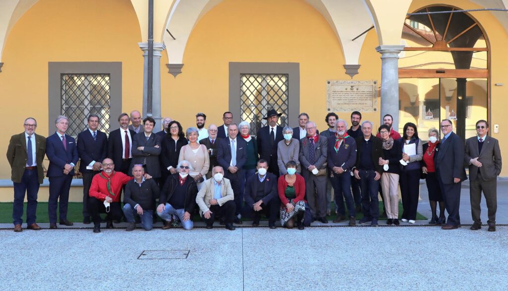 Foto di gruppo dei presenti al XXV Congresso nazionale nel chiostro della Foresteria dell’Esercito di Firenze