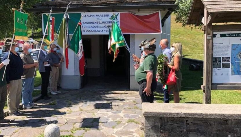 La cerimonia dell’alzabandiera alla Chiesetta di Passo Forcora dove è collocato il memoriale della Divisione “Garibaldi”