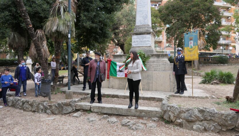 Monterotondo - A sinistra Paris, a destra l’assessore alla cultura Marianna Valenti. La bandiera è quella della ANVRG