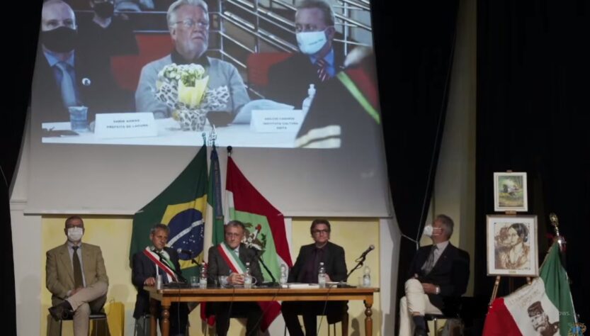 Sogliano al Rubicone - Il tavolo del convegno con il prof. Ricci, il Sindaco Zabberoni, il Sindaco Sabbatini, Andrea Antonioli e Giampaolo Grilli. Alle spalle il collegamento con Adicio Cadorin fra il Sindaco di Laguna (a sinistra) e il Sindaco di Tuberao