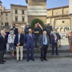 Firenze, 20 settembre 2021 - Dinanzi all’obelisco dedicato ai Caduti di tutte le guerre, da sinistra: Scarlino, Casprini, Campagnano, Zarcone, Giannellini, Niccolai, Bertini, Milani e Paola Fioretti