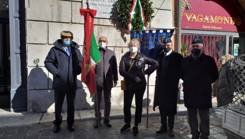 Ancona - Nella ricorrenza della fondazione della Repubblica Romana del 1849, il 9 febbraio,  una rappresentanza della Sezione "Garibalda Canzio" di Castelbellino ha partecipato, con la bandiera sezionale, alla consueta celebrazione annuale, allestita, alla presenza del Prefetto, dall'AMI di Ancona di fronte alle epigrafi commemorative di Mazzini e Garibaldi, affisse all'ingresso della Prefettura di Ancona. Nella foto, da sinistra: il presidente Ettore Baldetti, il tesoriere Raniero Serrani, la segretaria Alessandra Maltoni, il rievocatore dell'Accademia di Oplologia e Militaria di Ancona, Vasco Belogi, il consocio e presidente dell'Accademia, Massimo Ossidi.