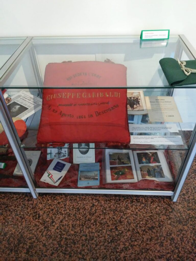 Il cuscino in mostra a Desenzano del Garda prestato dalla Sezione ANVRG di Firenze