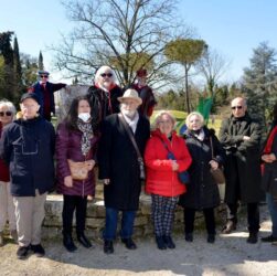 Il Comitato Organizzatore del Festival. In basso, da sinistra: Matilde Fallerini, Lino Martini, Benedetta Graziosi, Gianfranco Paris, Giuliana Deli, Maria Giacinta Balducci, Gino Martellucci, Daniela Acuti. In alto, da sinistra, Trento Scanzani, Francesco Rinaldi e Michele D'Alessandro (nelle vesti di Garibaldi)