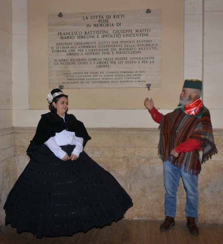 Elisa Buldini nelle vesti di Anita e Michele D'Alessandro in quelle di Giuseppe Garibaldi davanti alla targa che ricorda i quattro costituenti reatini della Repubblica Romana