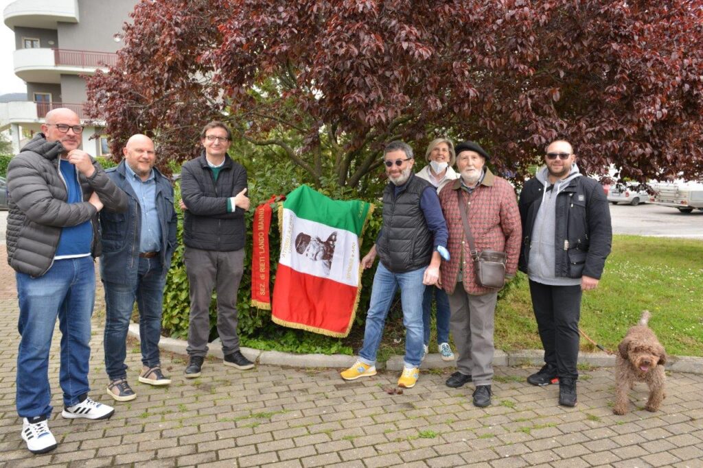 25 Aprile - La bandiera della sezione di Rieti attorniata da nostri associati (Foto Renzi)
