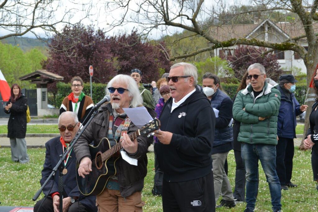 Rieti 25 Aprile - Intervento musicale del cantautore  e socio della locale sezione Francesco Rinaldi (Foto Renzi)