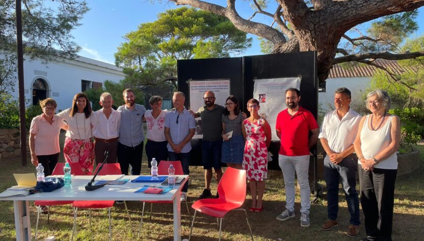 Caprera 3 settembre 2022 - Foto di gruppo a conclusione della due giorni di studi e riflessioni dedicata a Garibaldi e alla sua isola