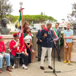 Il vicepresidente nazionale ANVRG Filippo Raffi in piazza Ciceruacchio a Cesenatico mentre pronuncia l’orazione ufficiale