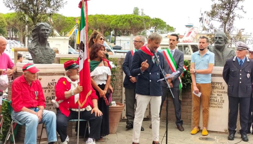 Il vicepresidente nazionale ANVRG Filippo Raffi in piazza Ciceruacchio a Cesenatico mentre pronuncia l’orazione ufficiale