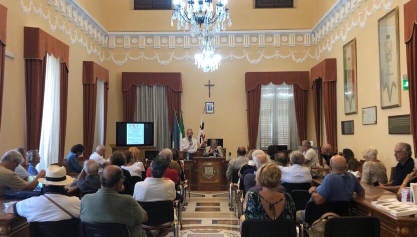 L’affollata sala del Consiglio comunale di La Maddalena durante la presentazione del secondo volume de “I Garibaldi dopo Garibaldi”