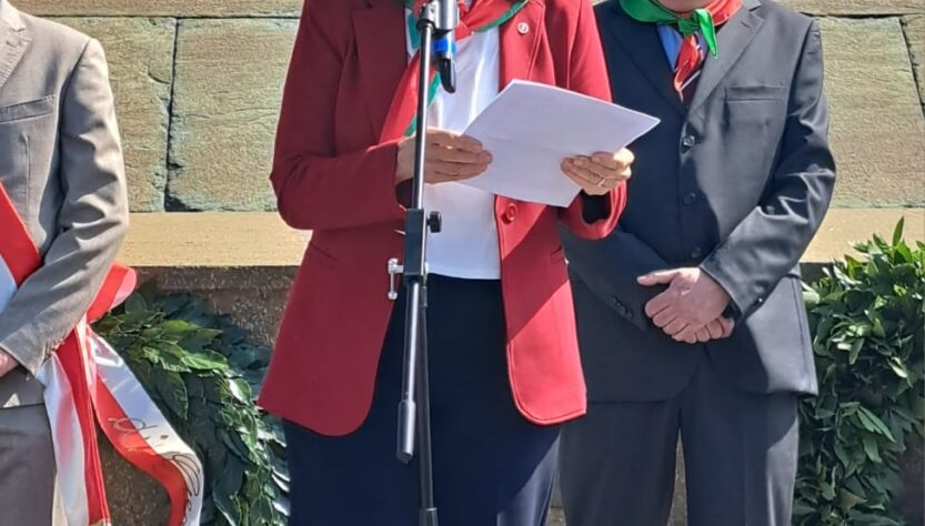 La presidente dell’ANVRG Raffaella Ponte mentre pronunzia a Quarto (Genova) l’orazione ufficiale per la ricorrenza della Spedizione dei Mille
