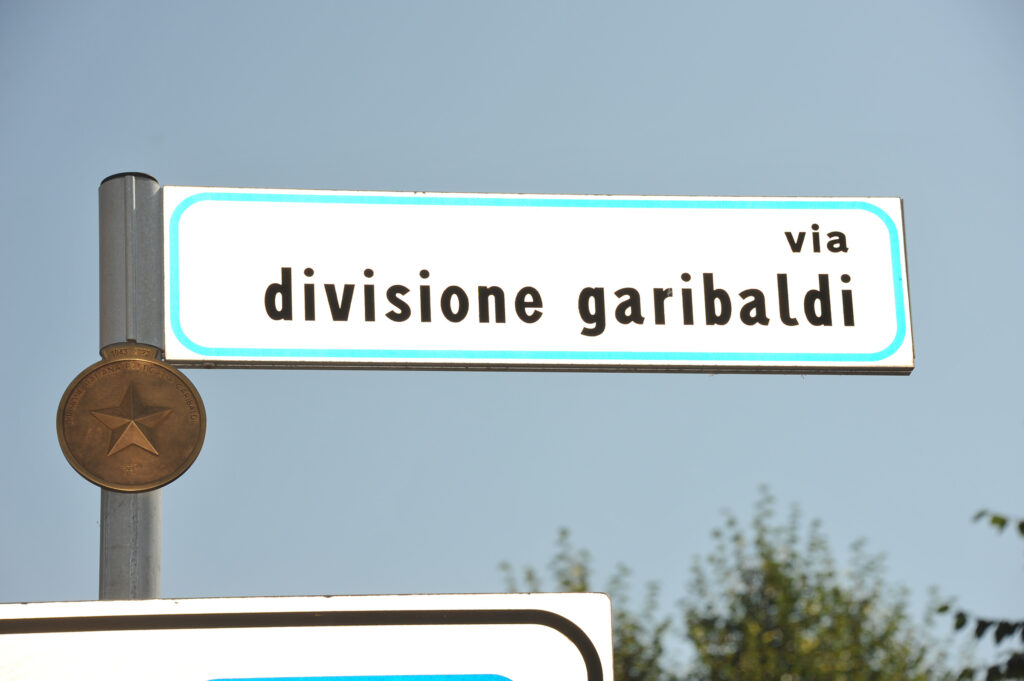 Via Divisione Garibaldi ad Arezzo, luogo della commemorazione dell’80°, con la inaugurazione del medaglione dell’anniversario apposto sulla targa stradale
