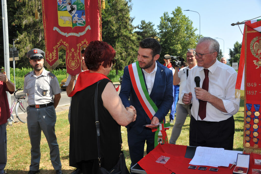 Arezzo, 22 luglio 2023 - Commemorazione della Divisione “Garibaldi” - Ai familiari dei garibaldini viene consegnata la medaglia celebrativa dell’80° anniversario della costituzione della Divisione